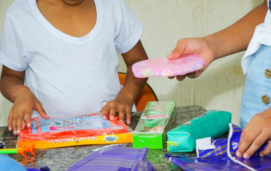 Crianças da Unidade de Acolhimento de Três Lagoas recebem brinquedos em ação solidária