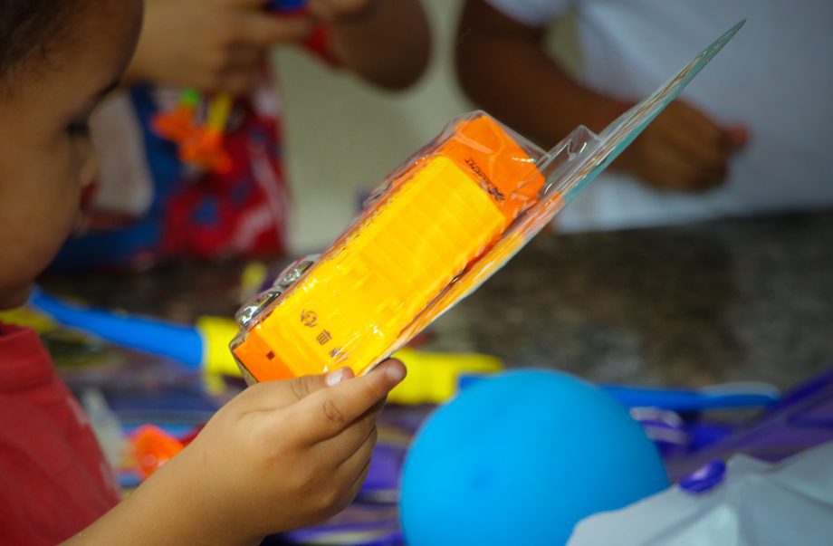 Crianças da Unidade de Acolhimento de Três Lagoas recebem brinquedos em ação solidária