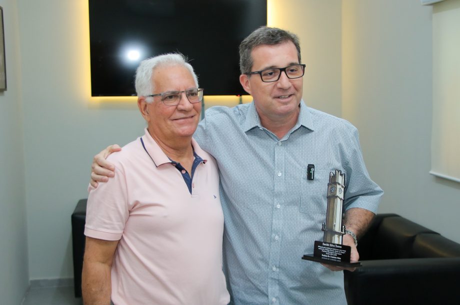 Prefeito Dr. Cassiano Maia homenageia empresário Sueide pelo zelo ao Relógio Central da Cidade
