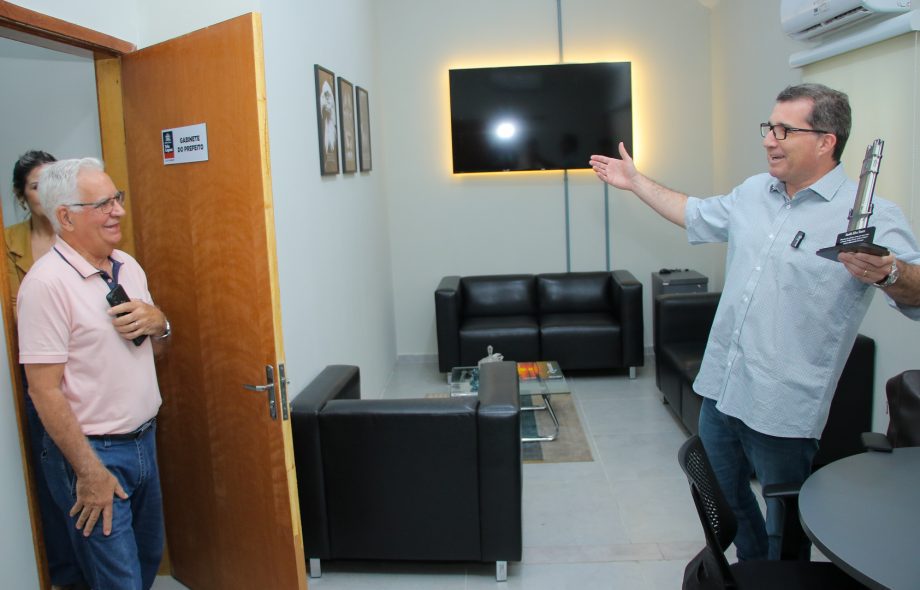 Prefeito Dr. Cassiano Maia homenageia empresário Sueide pelo zelo ao Relógio Central da Cidade