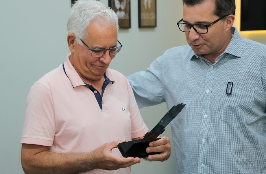 Prefeito Dr. Cassiano Maia homenageia empresário Sueide pelo zelo ao Relógio Central da Cidade