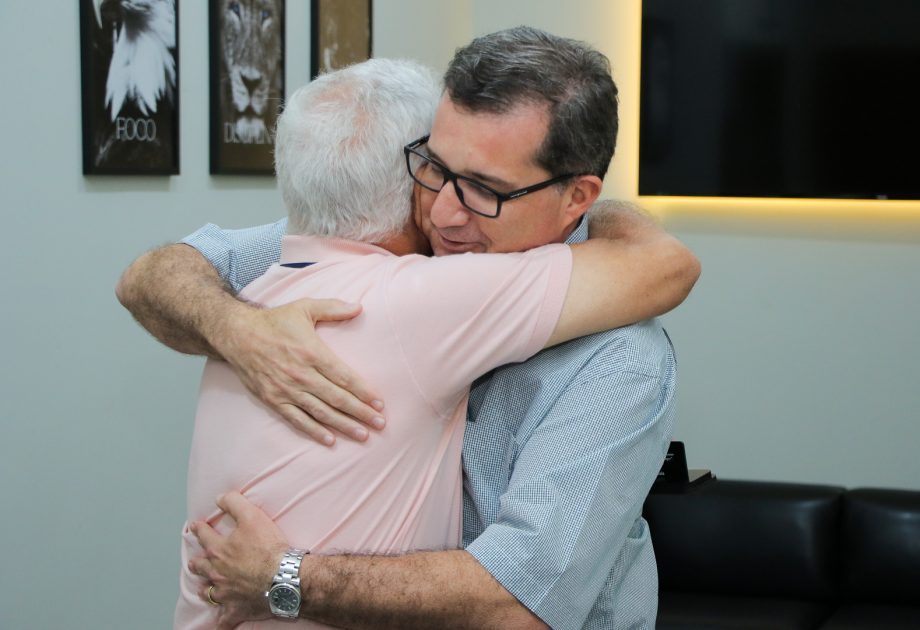 Prefeito Dr. Cassiano Maia homenageia empresário Sueide pelo zelo ao Relógio Central da Cidade