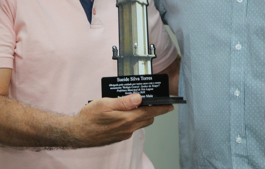 Prefeito Dr. Cassiano Maia homenageia empresário Sueide pelo zelo ao Relógio Central da Cidade