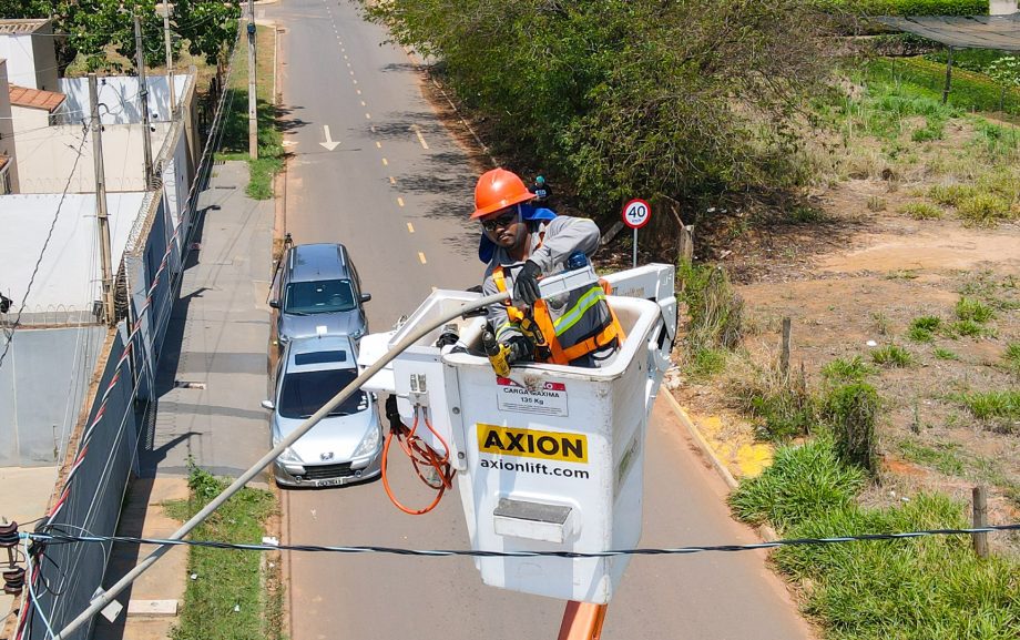 IMAGENS-TROCA-LAMPADAS-BRILHA-TRES-LAGOAS-15-10-4-scaled (1)