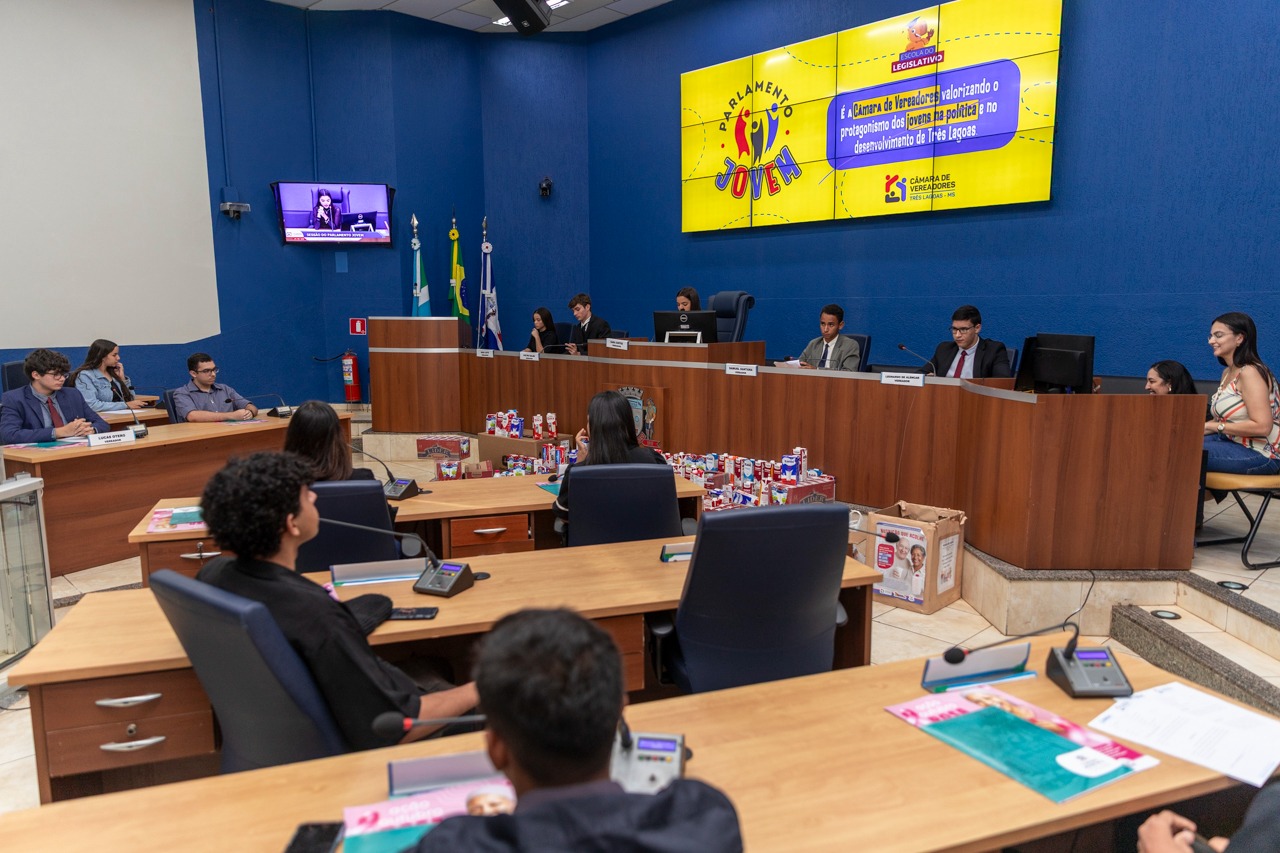Parlamento Jovem arrecada mais de mil litros de leite para idosos