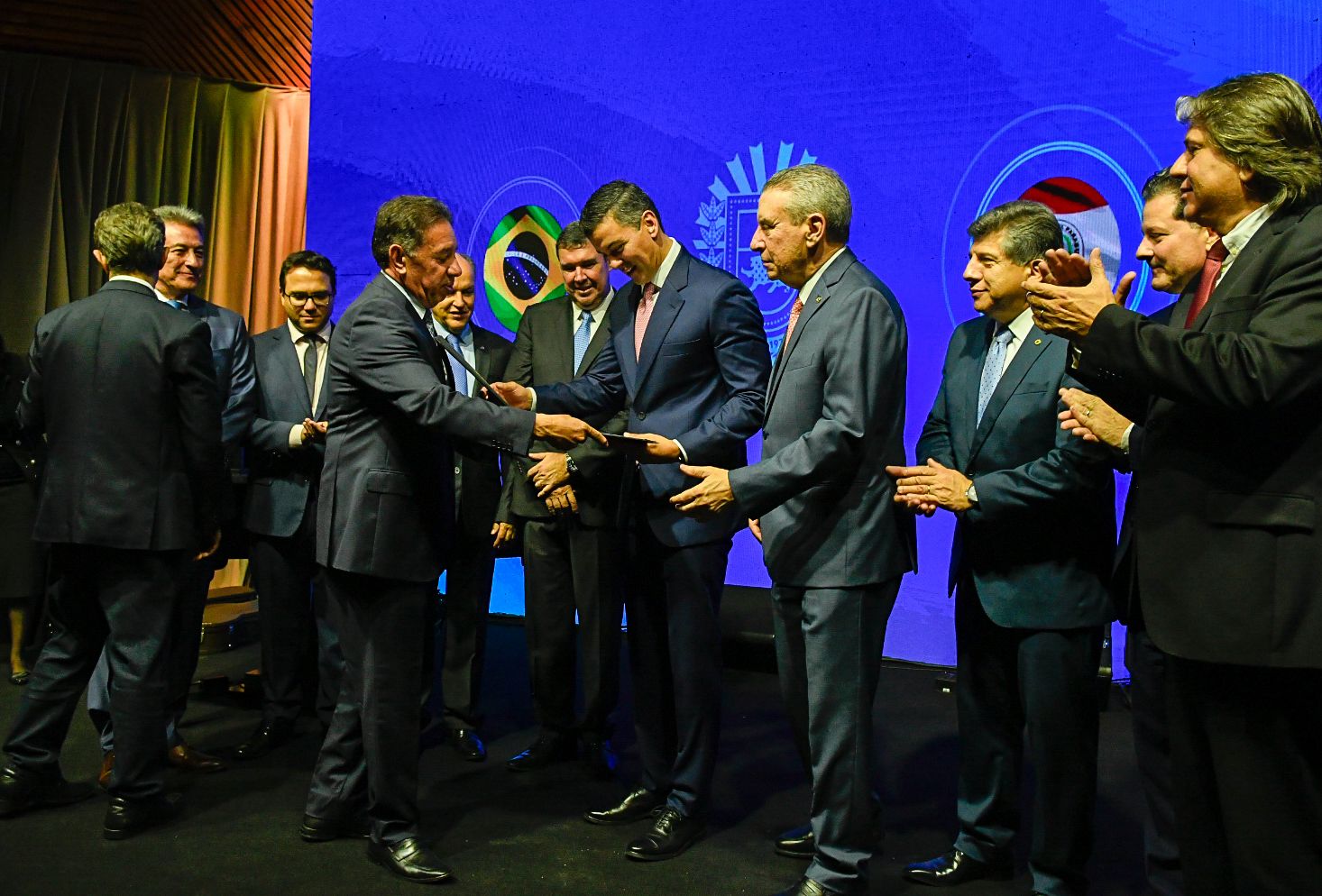 Gerson Claro entrega Título de Cidadão Sul-Mato-Grossense ao presidente do Paraguai