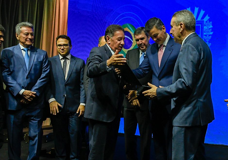 Gerson Claro entrega Título de Cidadão Sul-Mato-Grossense ao presidente do Paraguai