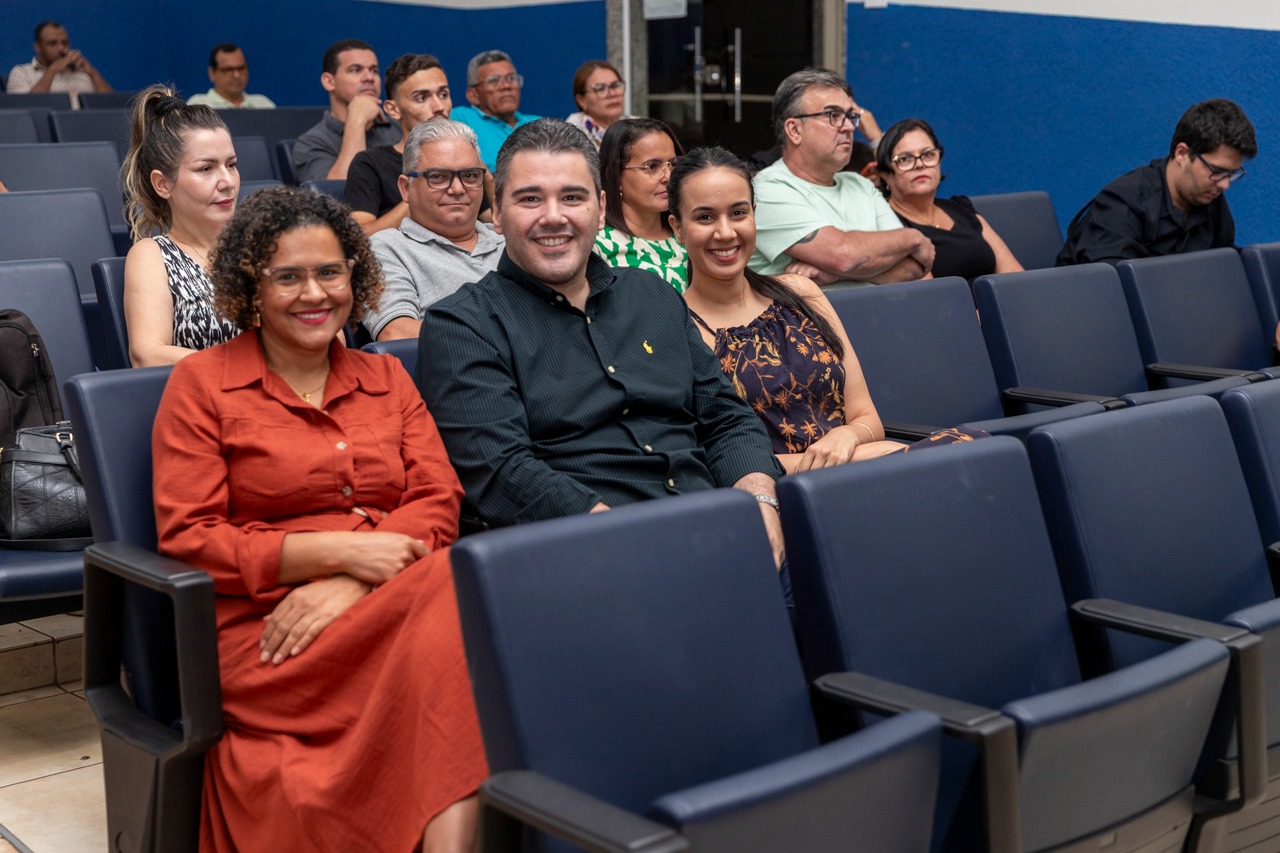 Parlamento Jovem arrecada mais de mil litros de leite para idosos