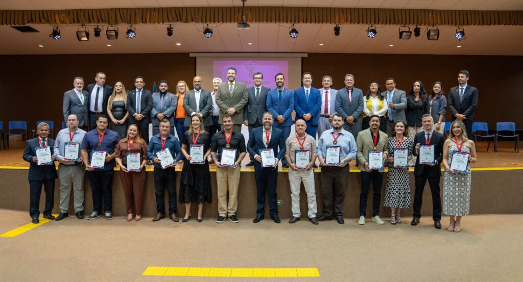 Câmara entrega homenagens para professores, médicos e dentistas Câmara entrega homenagens para professores, médicos e dentistas