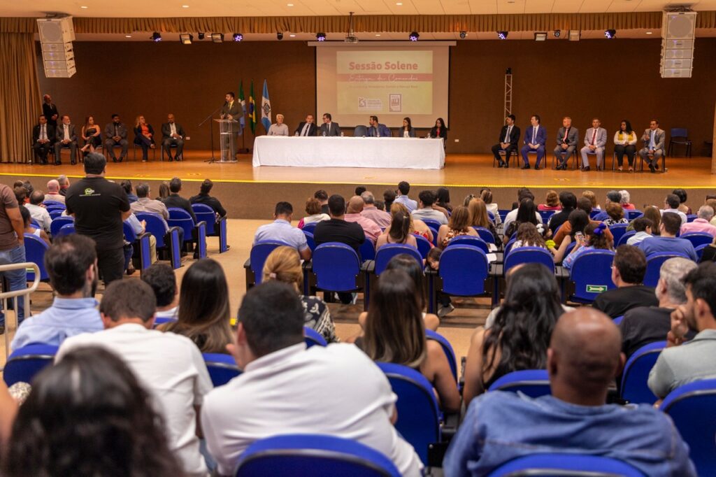 Câmara entrega homenagens para professores, médicos e dentistas Câmara entrega homenagens para professores, médicos e dentistas