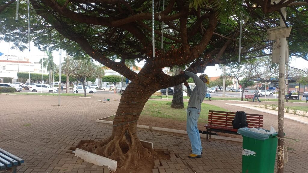 Três Lagoas se ilumina e entra no clima mágico do Natal Três Lagoas se ilumina e entra no clima mágico do Natal