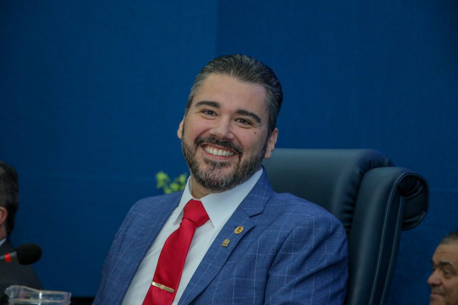 Prefeitura de TL terá expediente de 12 horas diárias com escala flexível de 6 horas para servidores a partir de janeiro Prefeitura de TL terá expediente de 12 horas diárias com escala flexível de 6 horas para servidores a partir de janeiro