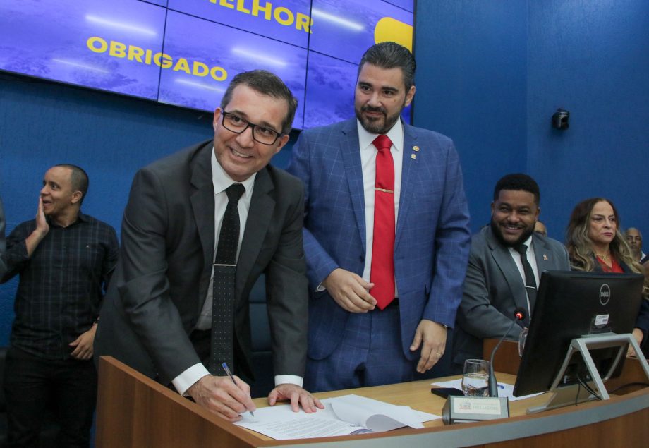 Prefeitura de TL terá expediente de 12 horas diárias com escala flexível de 6 horas para servidores a partir de janeiro Prefeitura de TL terá expediente de 12 horas diárias com escala flexível de 6 horas para servidores a partir de janeiro