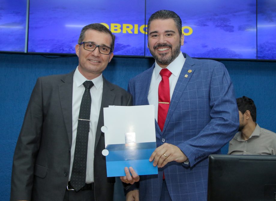 Prefeitura de TL terá expediente de 12 horas diárias com escala flexível de 6 horas para servidores a partir de janeiro Prefeitura de TL terá expediente de 12 horas diárias com escala flexível de 6 horas para servidores a partir de janeiro