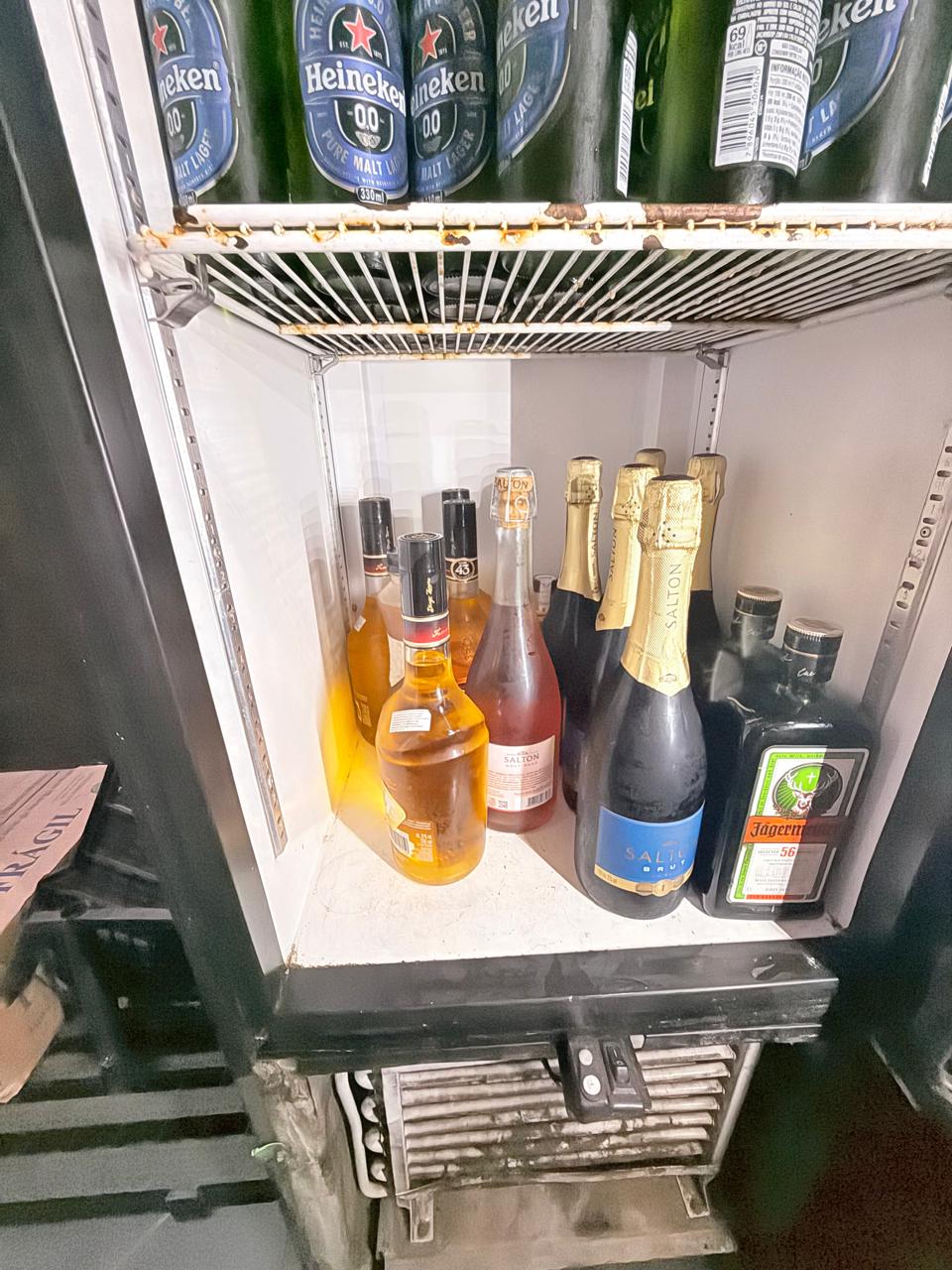 Polícia Civil realiza operação de fiscalização e apreende bebidas sem procedência e produtos vencidos em Campo Grande Polícia Civil realiza operação de fiscalização e apreende bebidas sem procedência e produtos vencidos em Campo Grande