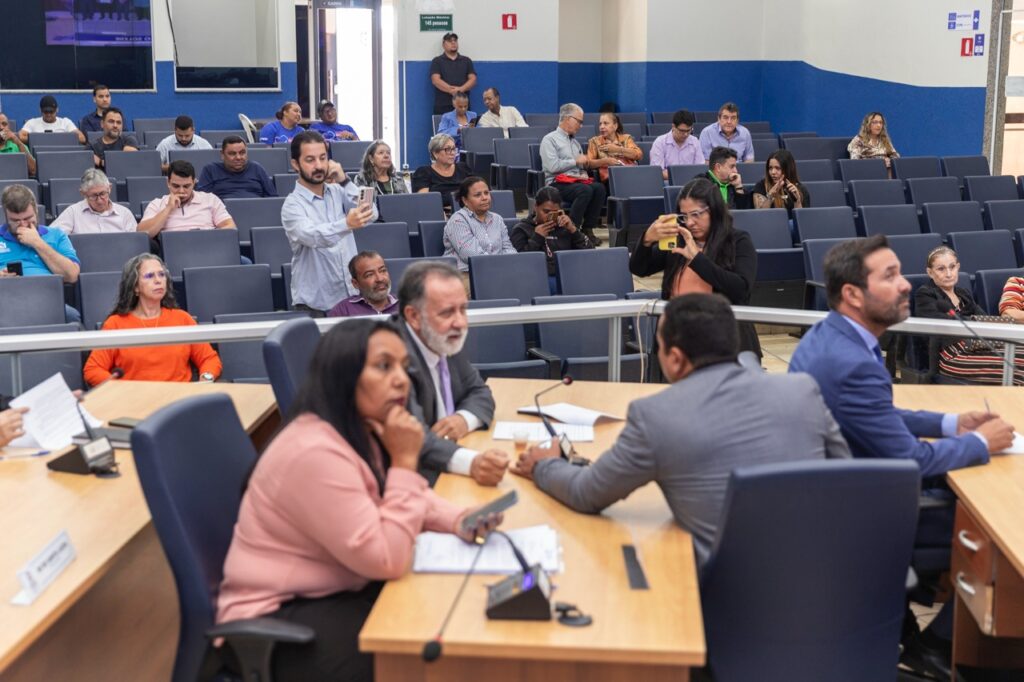 Vereadores aprovam retomada de área e instituem logomarca oficial da Câmara Vereadores aprovam retomada de área e instituem logomarca oficial da Câmara