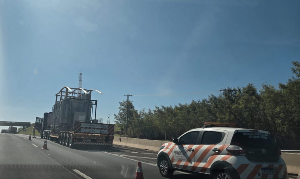 Cargas superdimensionadas movimentam as rodovias da região, rumo ao site da Arauco em Inocência