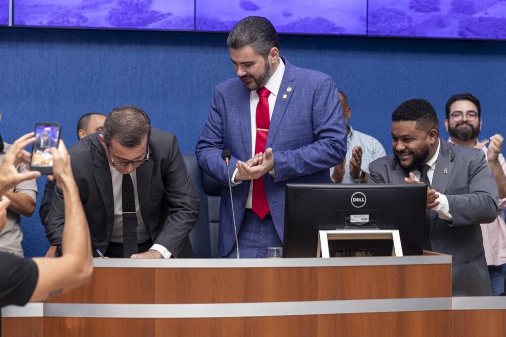 Câmara entrega diploma Excelência no Serviço Público para servidores municipais Câmara entrega diploma Excelência no Serviço Público para servidores municipais