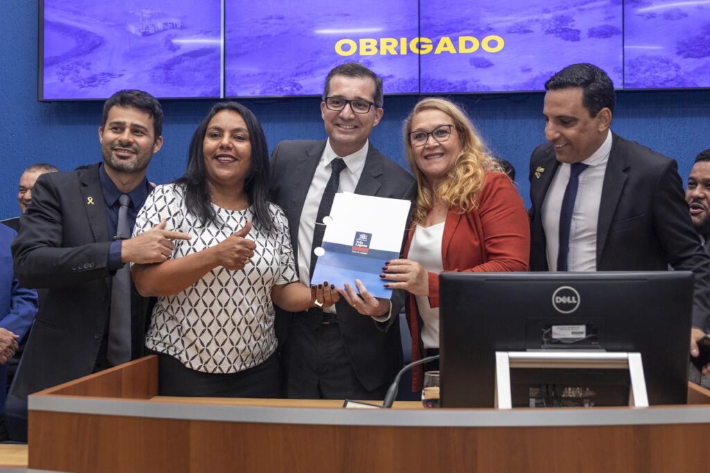 Câmara entrega diploma Excelência no Serviço Público para servidores municipais Câmara entrega diploma Excelência no Serviço Público para servidores municipais