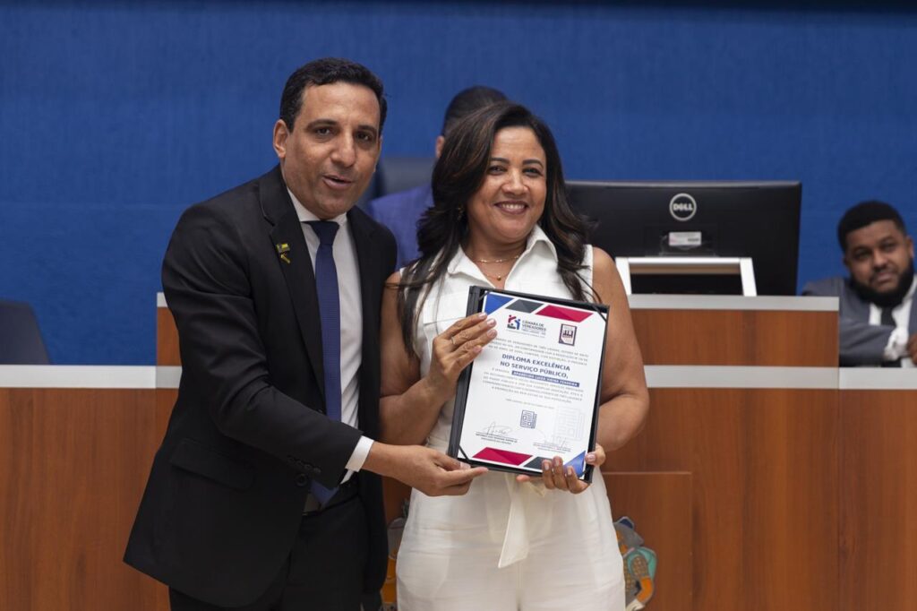 Câmara entrega diploma Excelência no Serviço Público para servidores municipais Câmara entrega diploma Excelência no Serviço Público para servidores municipais