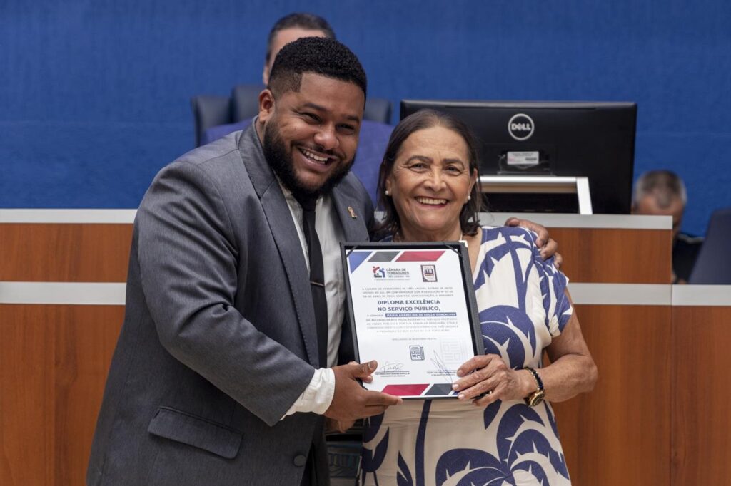 Câmara entrega diploma Excelência no Serviço Público para servidores municipais Câmara entrega diploma Excelência no Serviço Público para servidores municipais
