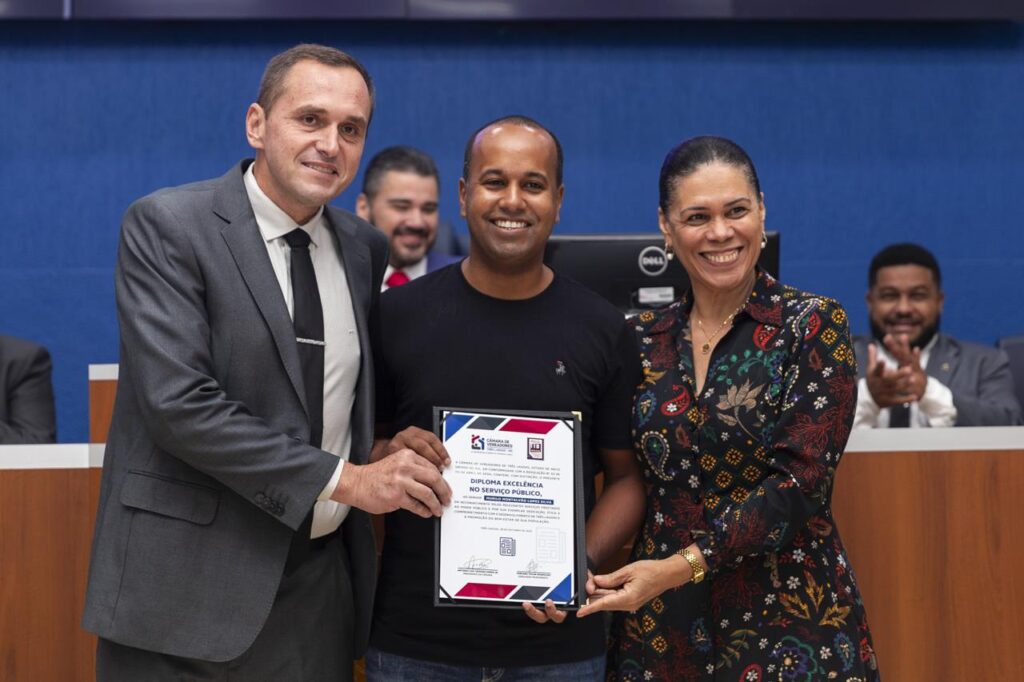 Câmara entrega diploma Excelência no Serviço Público para servidores municipais Câmara entrega diploma Excelência no Serviço Público para servidores municipais