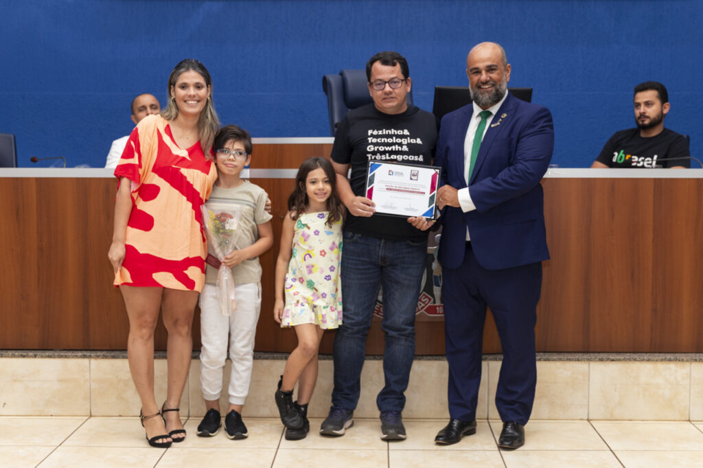 Empreendedores são homenageados por atuação no desenvolvimento de Três Lagoas Empreendedores são homenageados por atuação no desenvolvimento de Três Lagoas