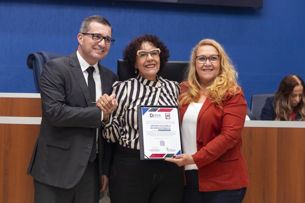 Câmara entrega diploma Excelência no Serviço Público para servidores municipais Câmara entrega diploma Excelência no Serviço Público para servidores municipais