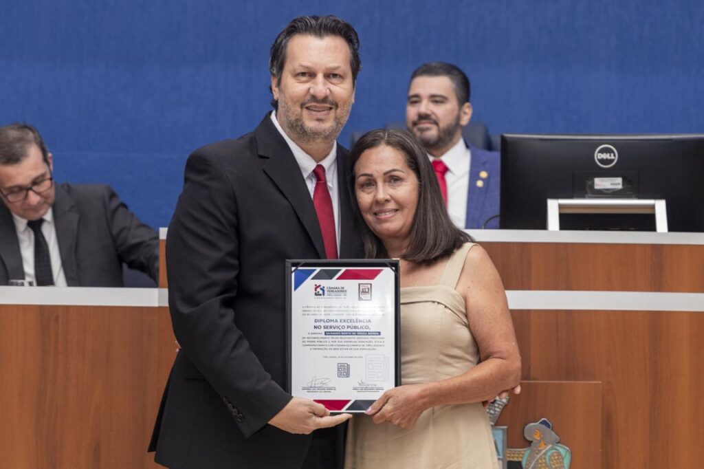 Câmara entrega diploma Excelência no Serviço Público para servidores municipais Câmara entrega diploma Excelência no Serviço Público para servidores municipais