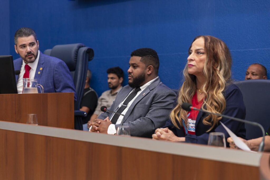 Câmara entrega diploma Excelência no Serviço Público para servidores municipais Câmara entrega diploma Excelência no Serviço Público para servidores municipais