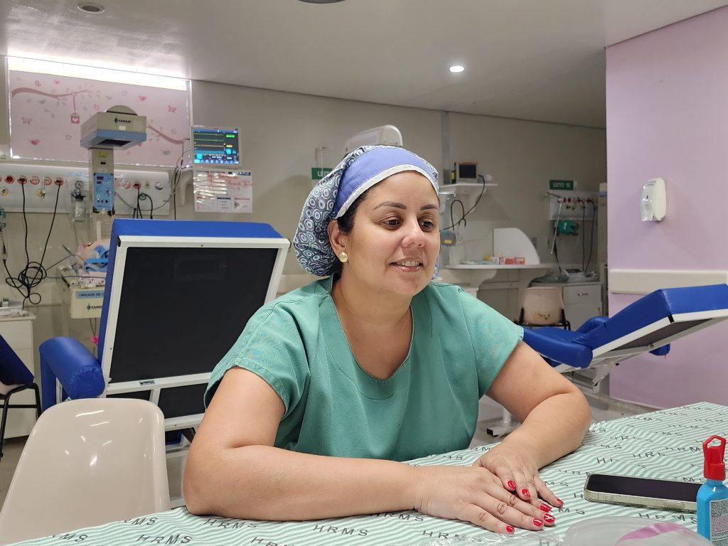 ‘Toucas malucas’: mães de bebês da Neonatologia do HRMS encontram cor e esperança em ação terapêutica ‘Toucas malucas’: mães de bebês da Neonatologia do HRMS encontram cor e esperança em ação terapêutica
