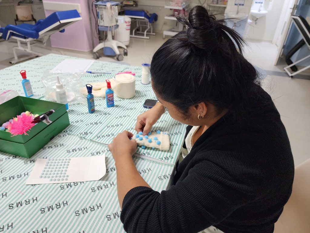 ‘Toucas malucas’: mães de bebês da Neonatologia do HRMS encontram cor e esperança em ação terapêutica ‘Toucas malucas’: mães de bebês da Neonatologia do HRMS encontram cor e esperança em ação terapêutica