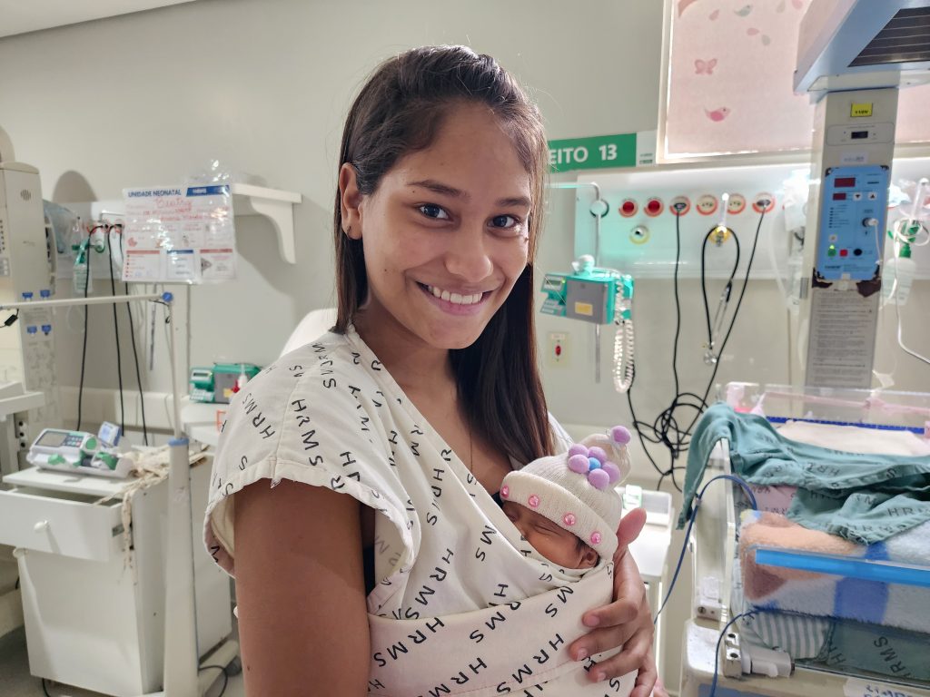 ‘Toucas malucas’: mães de bebês da Neonatologia do HRMS encontram cor e esperança em ação terapêutica ‘Toucas malucas’: mães de bebês da Neonatologia do HRMS encontram cor e esperança em ação terapêutica
