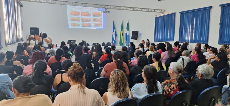 Merendeiras da Rede Municipal de Ensino participam de capacitação promovida pela SEMEC