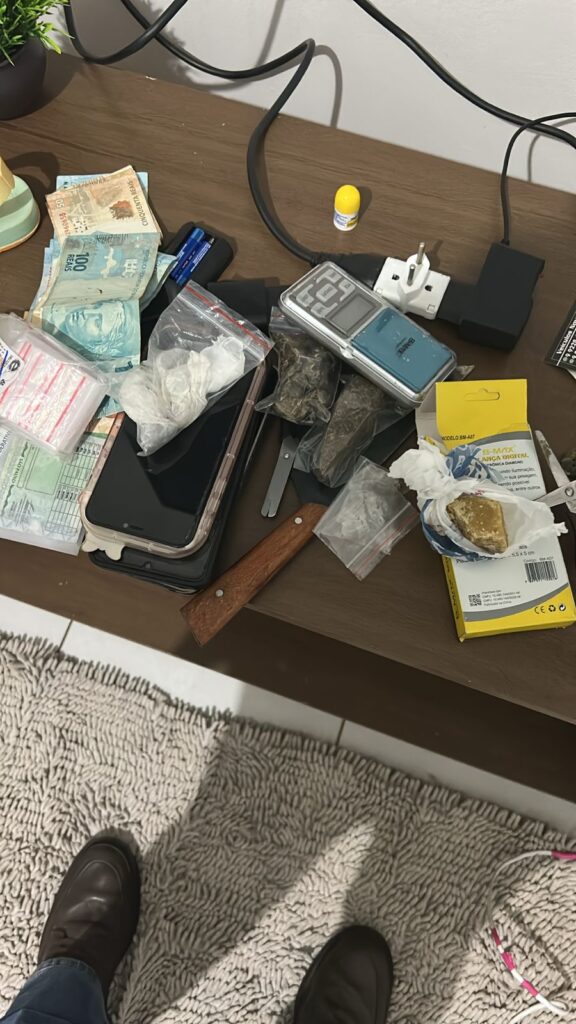 Cinco pessoas são presas e armas de fogo, munições e drogas são apreendidas durante 'Operação' em Três Lagoas e Araçatuba Cinco pessoas são presas e armas de fogo, munições e drogas são apreendidas durante 'Operação' em Três Lagoas e Araçatuba