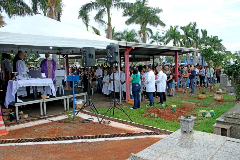 Mesmo com chuva, mais de 15 mil pessoas participam das celebrações do Dia de Finados em Três Lagoas Mesmo com chuva, mais de 15 mil pessoas participam das celebrações do Dia de Finados em Três Lagoas