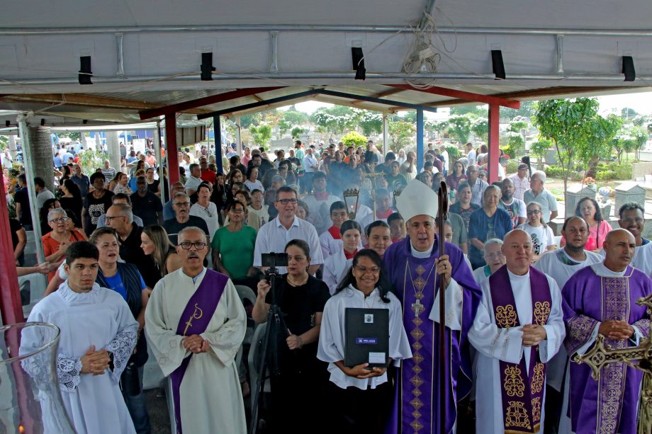 Mesmo com chuva, mais de 15 mil pessoas participam das celebrações do Dia de Finados em Três Lagoas Mesmo com chuva, mais de 15 mil pessoas participam das celebrações do Dia de Finados em Três Lagoas