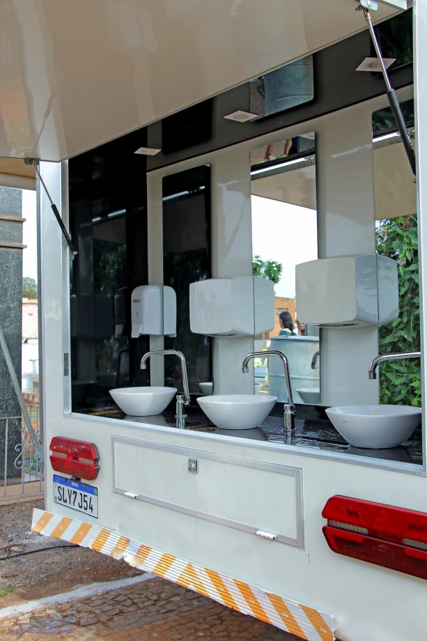 Mesmo com chuva, mais de 15 mil pessoas participam das celebrações do Dia de Finados em Três Lagoas Mesmo com chuva, mais de 15 mil pessoas participam das celebrações do Dia de Finados em Três Lagoas