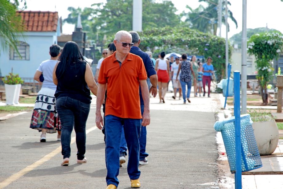 Mesmo com chuva, mais de 15 mil pessoas participam das celebrações do Dia de Finados em Três Lagoas Mesmo com chuva, mais de 15 mil pessoas participam das celebrações do Dia de Finados em Três Lagoas