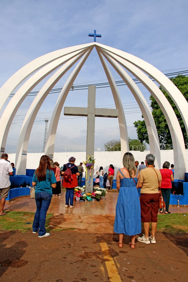 Mesmo com chuva, mais de 15 mil pessoas participam das celebrações do Dia de Finados em Três Lagoas Mesmo com chuva, mais de 15 mil pessoas participam das celebrações do Dia de Finados em Três Lagoas