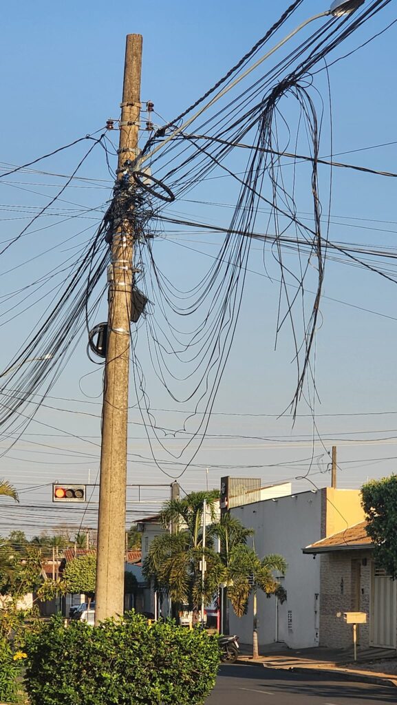 Por pouco, motociclista não é enforcado por cabos de internet soltos na Rosário Congro