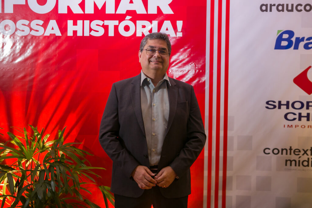 Perfil News celebra 23 anos de história com homenagem a personalidades do setor de celulose Perfil News celebra 23 anos de história com homenagem a personalidades do setor de celulose