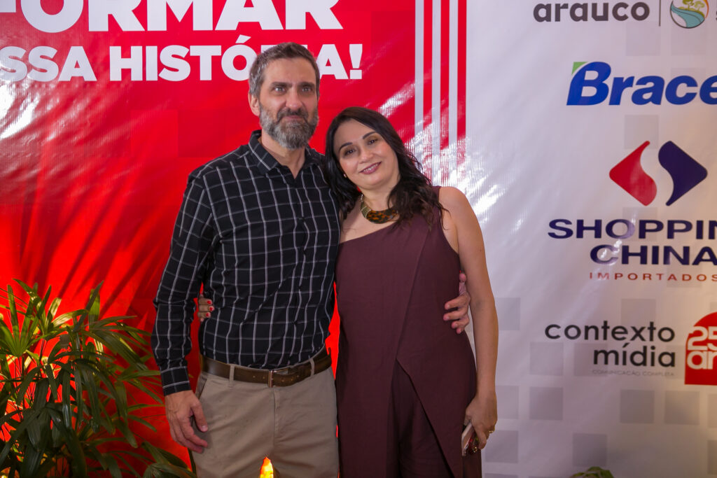 Perfil News celebra 23 anos de história com homenagem a personalidades do setor de celulose Perfil News celebra 23 anos de história com homenagem a personalidades do setor de celulose