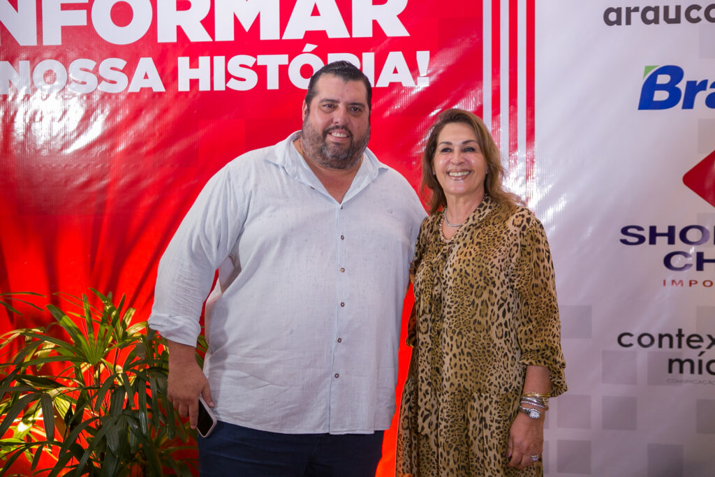 Perfil News celebra 23 anos de história com homenagem a personalidades do setor de celulose Perfil News celebra 23 anos de história com homenagem a personalidades do setor de celulose