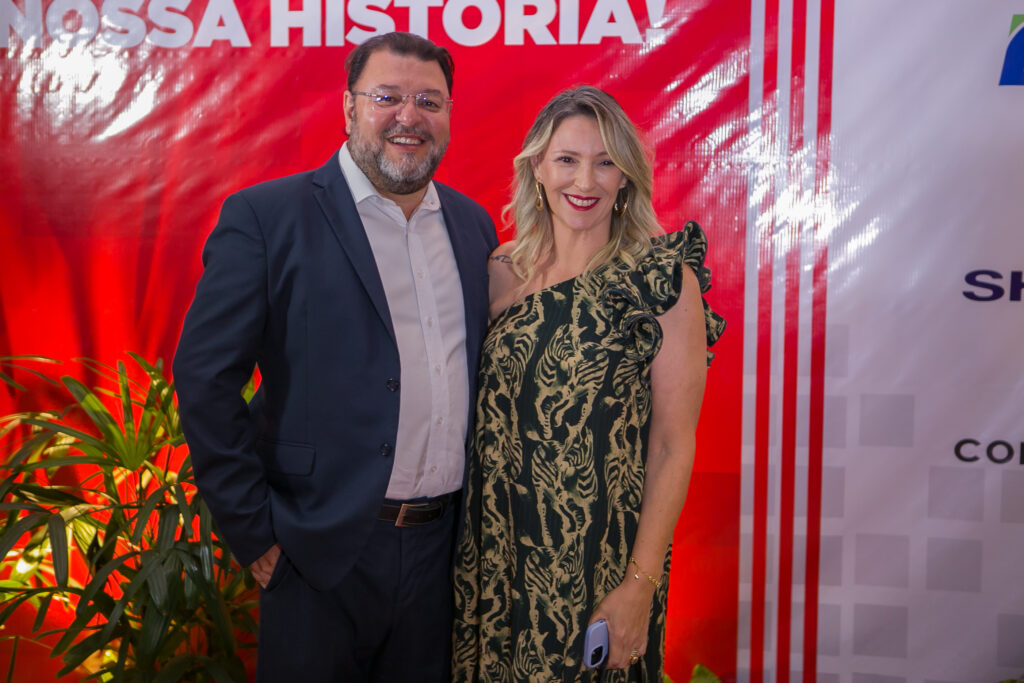 Perfil News celebra 23 anos de história com homenagem a personalidades do setor de celulose Perfil News celebra 23 anos de história com homenagem a personalidades do setor de celulose