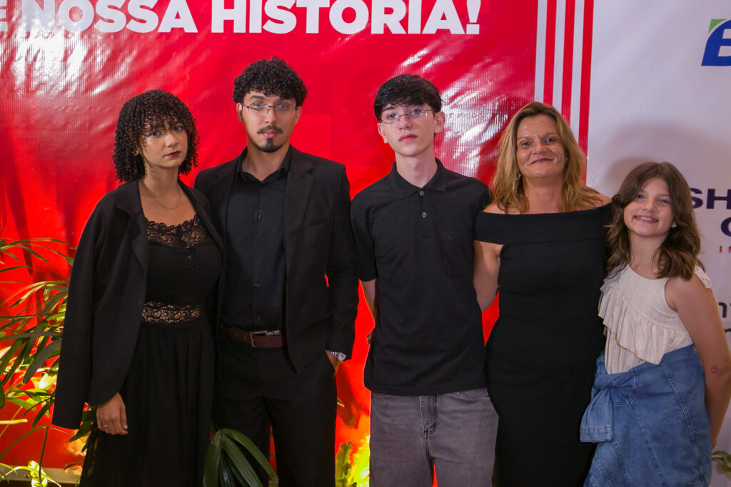 Perfil News celebra 23 anos de história com homenagem a personalidades do setor de celulose Perfil News celebra 23 anos de história com homenagem a personalidades do setor de celulose