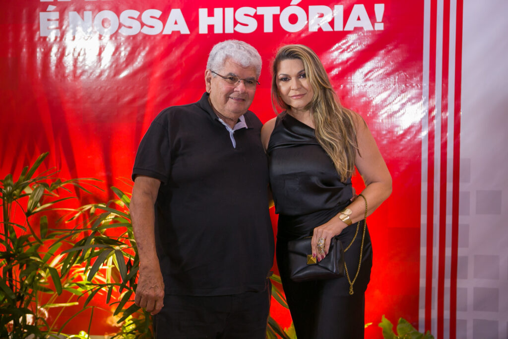 Perfil News celebra 23 anos de história com homenagem a personalidades do setor de celulose Perfil News celebra 23 anos de história com homenagem a personalidades do setor de celulose