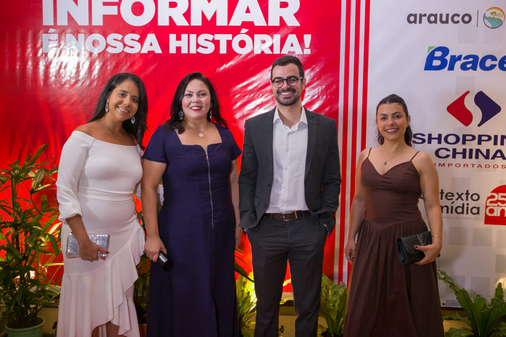 Perfil News celebra 23 anos de história com homenagem a personalidades do setor de celulose Perfil News celebra 23 anos de história com homenagem a personalidades do setor de celulose