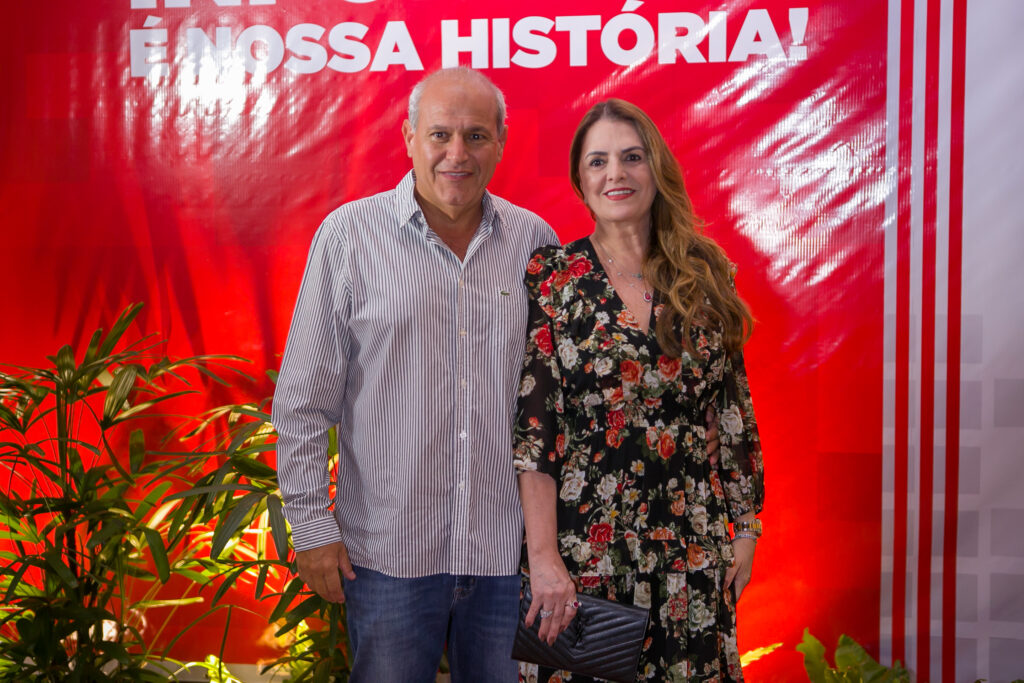 Perfil News celebra 23 anos de história com homenagem a personalidades do setor de celulose Perfil News celebra 23 anos de história com homenagem a personalidades do setor de celulose