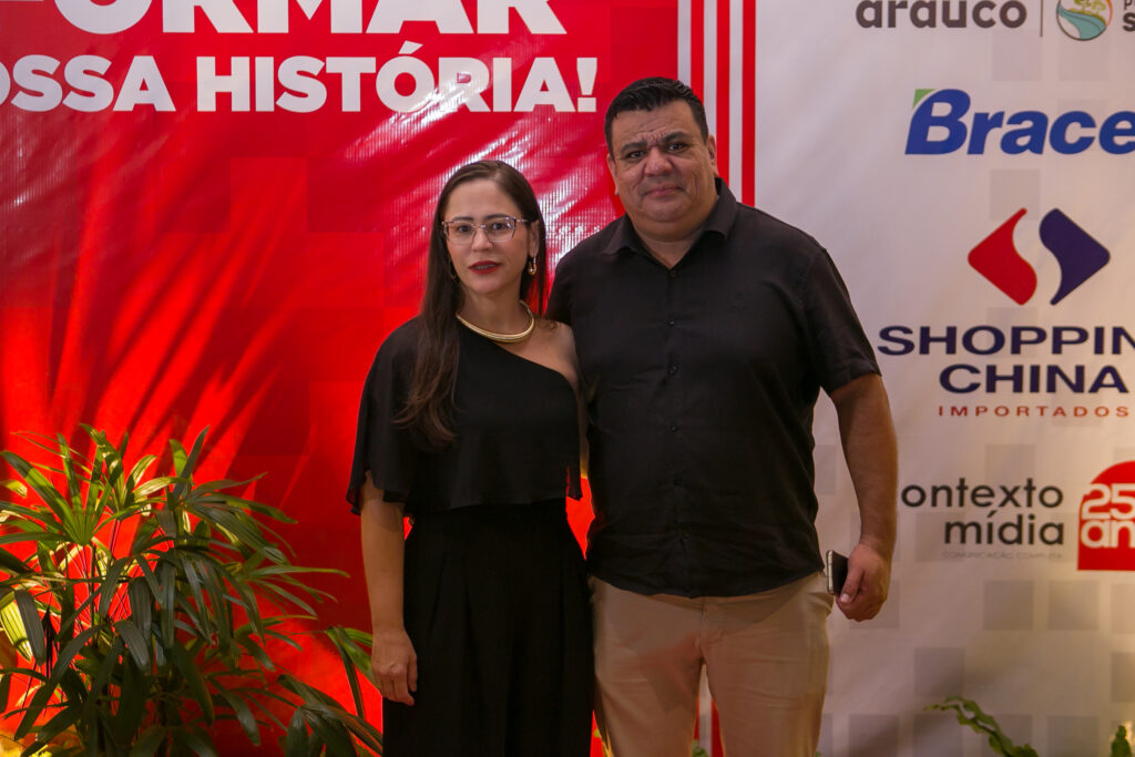 Perfil News celebra 23 anos de história com homenagem a personalidades do setor de celulose Perfil News celebra 23 anos de história com homenagem a personalidades do setor de celulose